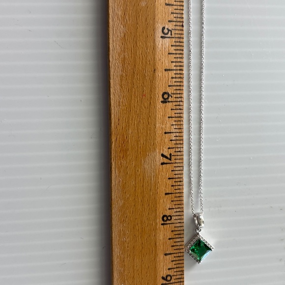 Elegant Silver Necklace with Green Pendant - Picture 4 of 6